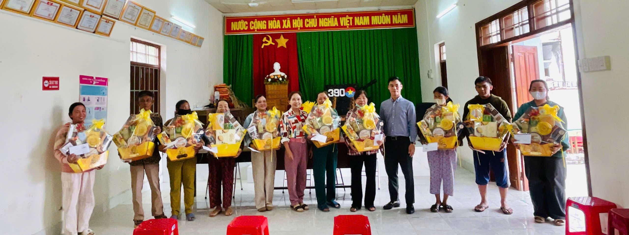 TRƯỜNG TRUNG CẤP Y DƯỢC YERSIN NHA TRANG TẶNG CÁC SUẤT QUÀ CHO NGƯỜI NGHÈO NHÂN DỊP TẾT NGUYÊN ĐÁN 2026